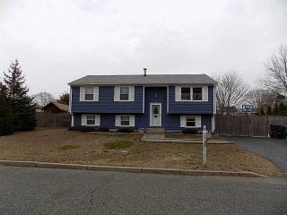 40 Sweet Meadow Dr, Warwick, RI 02889-4411