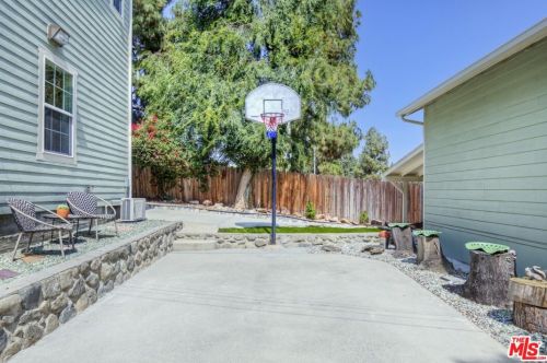 2832 Mayfield Ave, Glendale CA 91214-3816 exterior