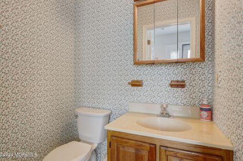 16 Pennsylvania Ave, Lavallette NJ 08735-2437 exterior