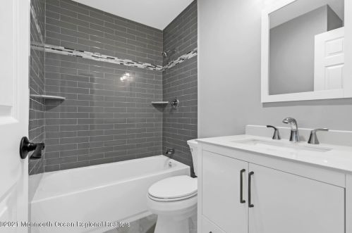 52 Redwood Dr, Tinton Falls NJ 07712-8702 exterior