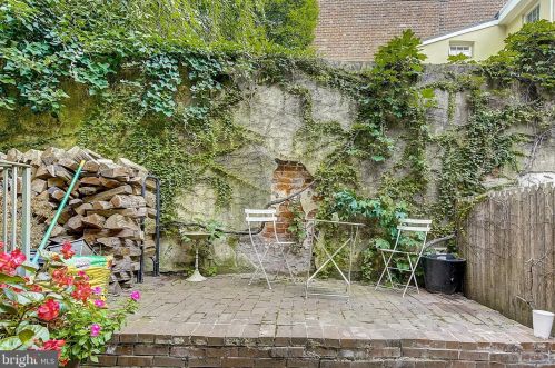 304 Lombard St, Philadelphia PA  19147-1550 exterior