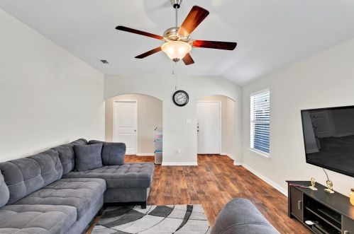 2248 Old Leonard St, Fort Worth TX  76119-5542 exterior