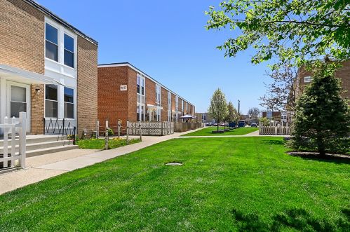 1845 Pine Ct, Des Plaines, IL 60018-2370