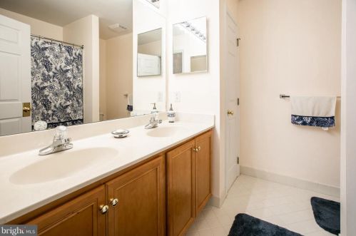 9 Nestlewood Way, Princeton NJ  08540-6132 exterior