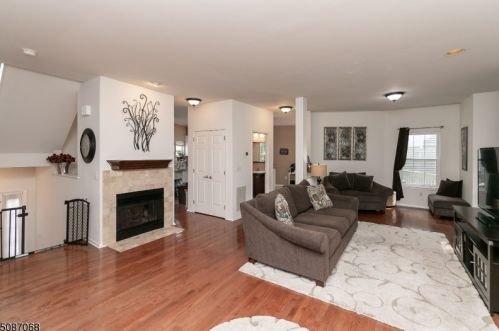 1206 Foxchase Ln, Whippany, NJ