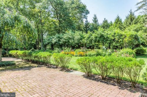20 Greenhouse Dr, Princeton NJ  08540-4801 exterior