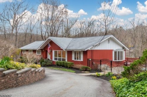 4 Kentbrook Ter, Kinnelon, NJ 07405-2215