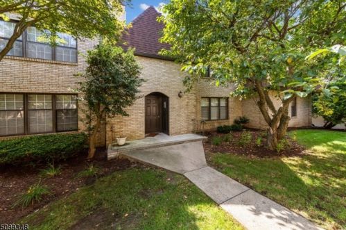 50 Falls Bridge Dr, Paterson, NJ 07512-1720