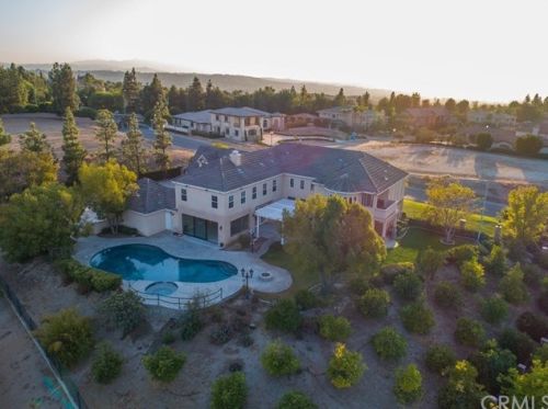 7300 Chateau Rdg Ln, Riverside CA  92506-7542 exterior