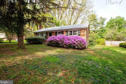 7 Early Ave, Round Hill, VA 20141-9429