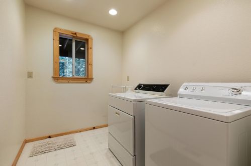 13552 Pathway Ave, Truckee CA  96161-6219 exterior