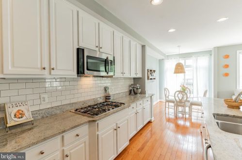 160 Herndon Mill Cir, Herndon, VA 20170-4486