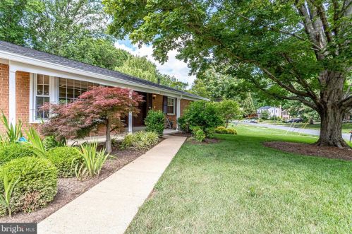 8615 Dora Ct, Annandale, VA 22003-4303