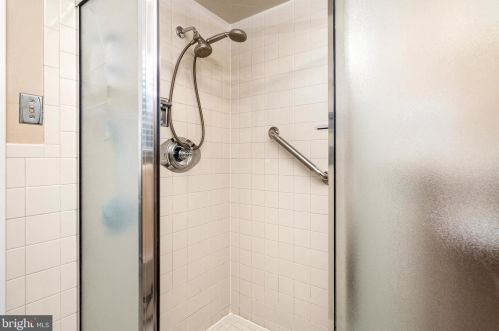 4 Frst Ln, Trenton NJ 08628-1604 exterior