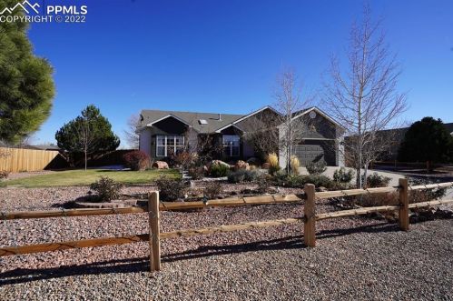 148 Golfwood Dr, Pueblo, CO 81007-3694