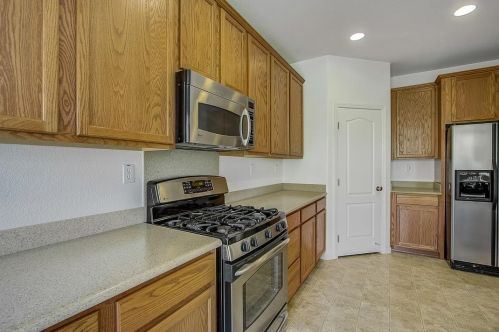 8668 Festival Dr, Elk Grove, CA 95624-4570