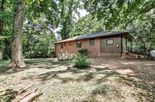 500 Brookfield Dr, Atlanta GA  30342-2709 exterior