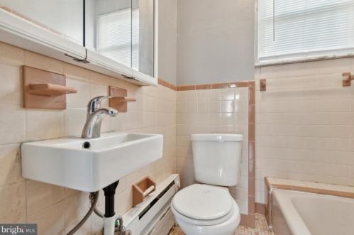 2210 Cantrell St, Philadelphia, PA 19145-3307