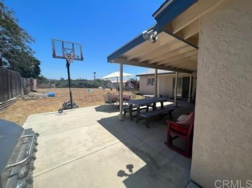 809 Grapevine Rd, Vista, CA 92083-5528