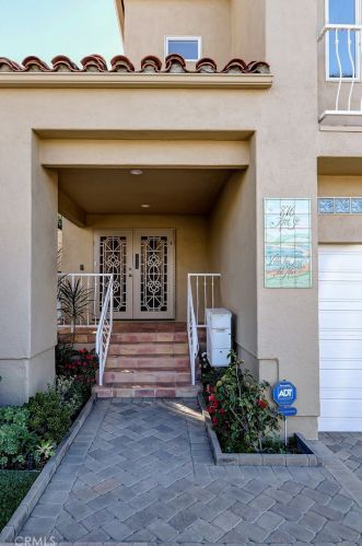 876 5th St, Manhattan Beach, CA 90266-6664