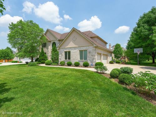 6887 Fieldstone Dr, Willowbrook IL  60527-5295 exterior