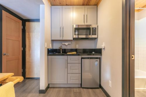 12555 Hillside Dr, Truckee CA  96161-6330 exterior