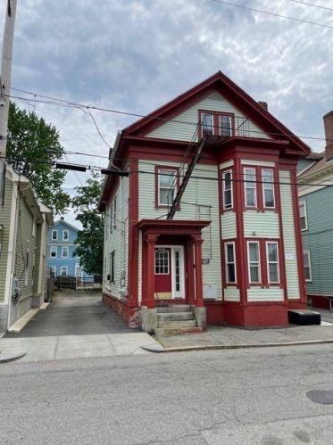 32 Dartmouth Ave, Providence, RI 02907-1411