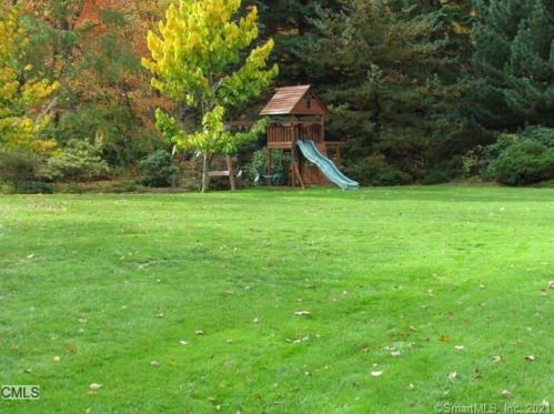 5 Holly Pl, Wilton CT  06897-3908 exterior