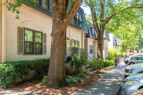 8 Chaumont Sq, Atlanta, GA 30327-1080