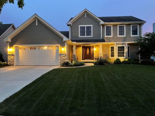 600 Doral Ln, North Aurora, IL 60542-9025