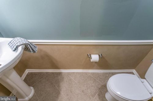 2017 Featherwood St, Silver Spring MD 20904-6643 exterior