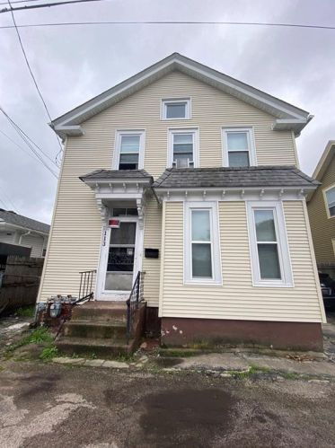 113 Stansbury St, Providence, RI 02908-1621