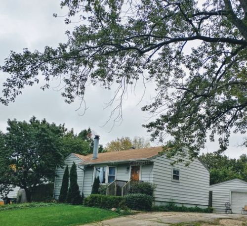 2351 Choctaw Rd, Waukegan, IL 60087-4652