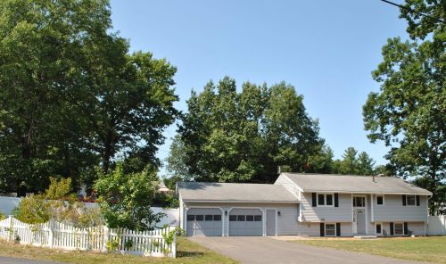 2 Millbrook Dr, Nashua, NH 03062-1622
