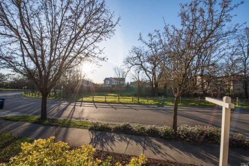 8726 Beverly Ln, Windsor, CA 95492-8876