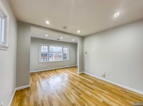 135 Fort Lee Rd, Bogota, NJ 07603-1301