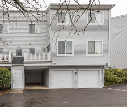 50 Staffordshire Commons Dr, Wallingford, CT 06492-1755