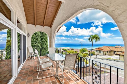 1931 Alaweo St, Honolulu, HI 96821-1303