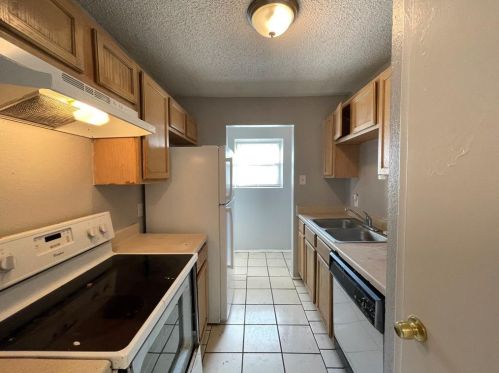 1609 Windsong Ln, Irving TX  75060-4500 exterior