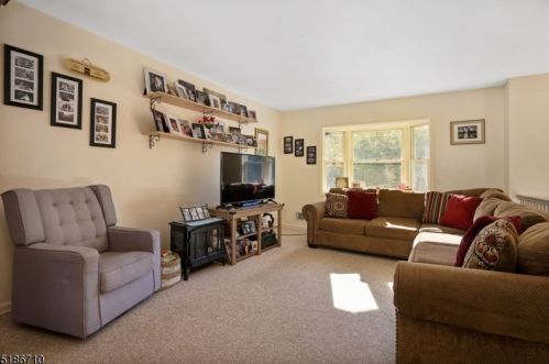 43 Lakeview Ave, Clinton, NJ 08809-1216