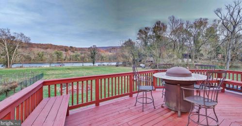 160 Connie Ave, Harpers Ferry, WV 25425-5326