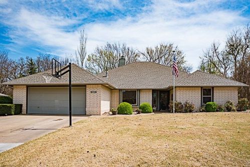 1811 Country Club Dr, Enid, OK 73703-2027