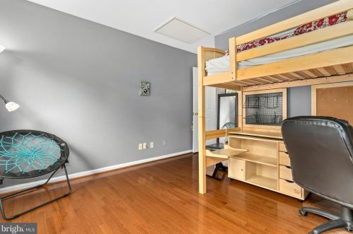 8006 Middlewood Pl, Springfield VA  22153-1928 exterior