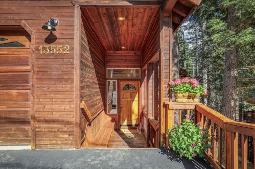 13552 Pathway Ave, Truckee CA  96161-6219 exterior