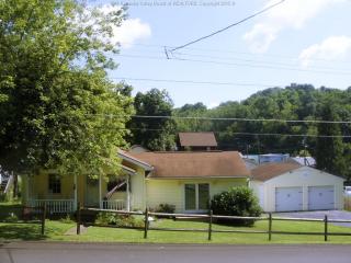 112 Roberts Rd, Dunbar, WV 25064-1828