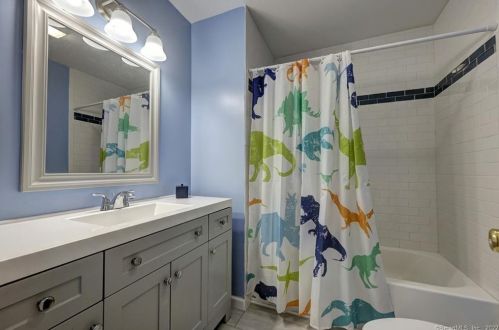 8 Captains Watch, Huntington CT  06484-5914 exterior