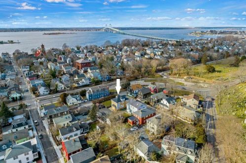 10 Braman St, Middletown, RI 02840-2502