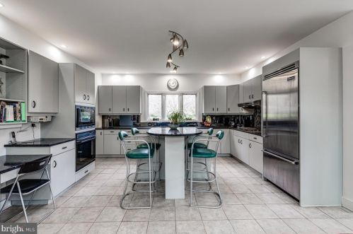 8 Tomlyn Dr, Princeton NJ  08540-4316 exterior