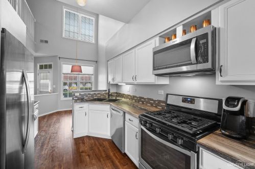 1029 Sheridan Cir, Naperville, IL 60563-4217
