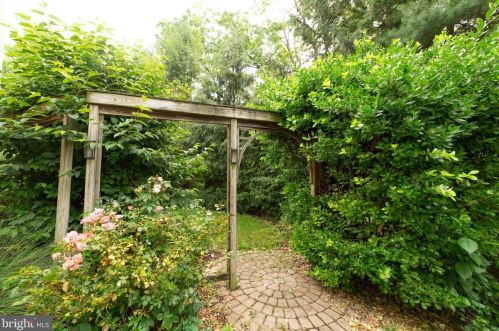 102 Suncrest Rd, Lancaster PA  17601-4834 exterior